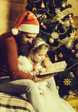 Sakallı Noel Baba ve kız okuma