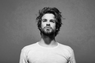 yakışıklı adam sakal ve şık saç, sabah ve moda