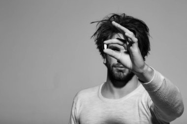 Hap elinde olan adam