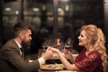 Akşam yemeği restoranda genç bir çift. İstiridye