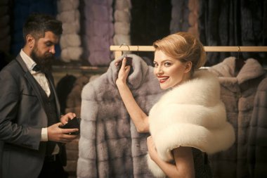 aşık çift kürk ceket satın.