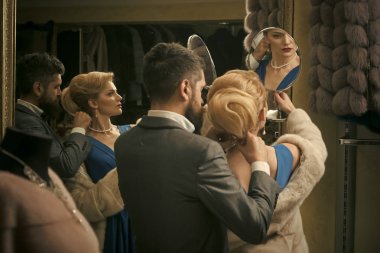 Kürk şehvetli kadın, adama yardım inci takı, uygun alışveriş.