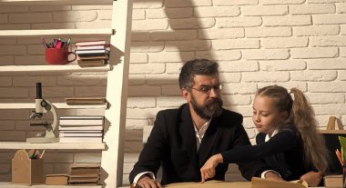 Çocuk ve sıkı ve baktılar yüzü olan öğretmen