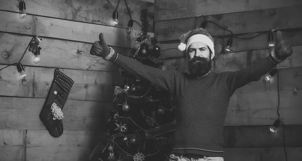 Homme de Noël avec barbe sur le visage heureux . — Photo