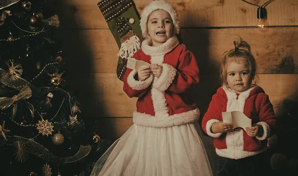 Papai Noel criança na árvore de Natal — Fotografia de Stock