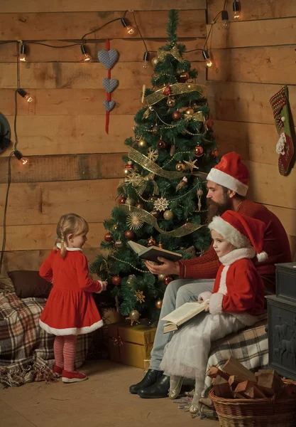 Kerst gelukkige kinderen en vader lezen boek — Stockfoto