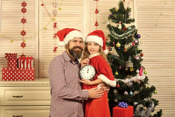 Família feliz comemorar o ano novo e Natal. — Fotografia de Stock