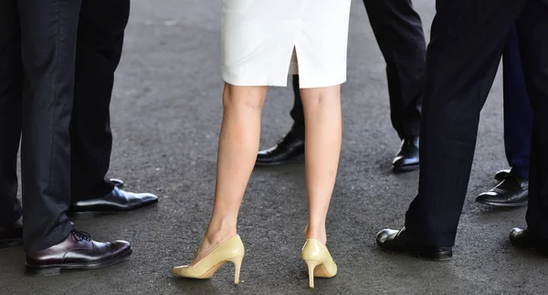 Девушки, такие же сексуальные, как и туфли, которые она выбирает. Женская обувь на высоких каблуках. Классическая мужская обувь. Мужские и женские ноги в обуви. Человеческие ноги в стиле деловой моды. Формальные тенденции моды, чтобы носить на работу — стоковое фото