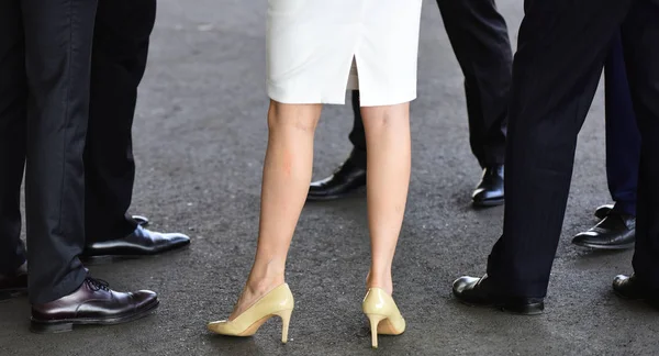 Une fille aussi sexy que les chaussures qu'elle choisit. Chaussures pour femmes à talons hauts. Chaussures classiques pour hommes. Jambes féminines et masculines en chaussures. Jambes humaines dans le style de la mode d'affaires. Tendances formelles de mode à porter au travail — Photo