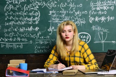 Öğrenciler genellikle malzeme hakkında heyecan olsun. Bu öğretim yılı başarı için öğrencilerimizin. Öğretmen raporları yetenekli öğrencilerin hataları düzeltmek gönüllülük gözlük.