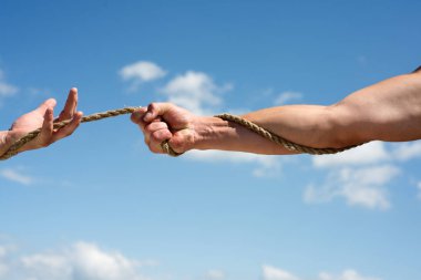 Çekme sonuna e kadar. Römorkör savaş spordur. Fiziksel güç ve kas gücü. Erkek ellerini ters ip ucunu çekin. Kas gücü testi. Takımlar karşısında. Atletizm Yarışması. Spor Yarışması