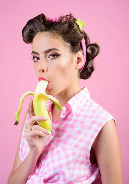 Ładna dziewczyna w stylu vintage. upiąć kobieta z modnym makijażu. Dziewczyna Pinup moda włosów. banan dieta. retro kobieta jedzenie banana. Tylko świeże i zdrowe jedzenie dla mnie — Zdjęcie stockowe