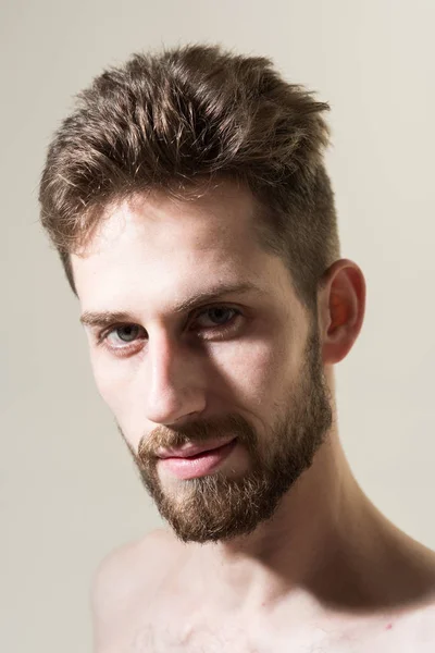 O estilo barba para se adequar tanto ao seu rosto e sua personalidade. Mens cabelo grooming. Barbeiro. Homem de manhã, depois de acordar. O homem barbudo precisa de barbeiro. Limpeza pessoal e rotina matinal — Fotografia de Stock