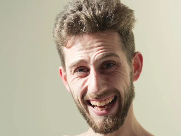 Inachtneming van zijn snor. Barber shop. Gelukkig man glimlachen in de ochtend. Bebaarde man moet baard kapper. Persoonlijke verzorging en ochtend routine. Mens haar verzorgen — Stockfoto