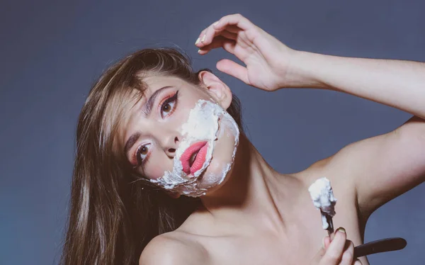 Aseo matutino y cuidado de la piel. mujer con maquillaje de moda. afeitado mujer con espuma y hoja de afeitar. chica bonita en el baño. chica con pelo de moda. Sólo yo y nadie más — Foto de Stock