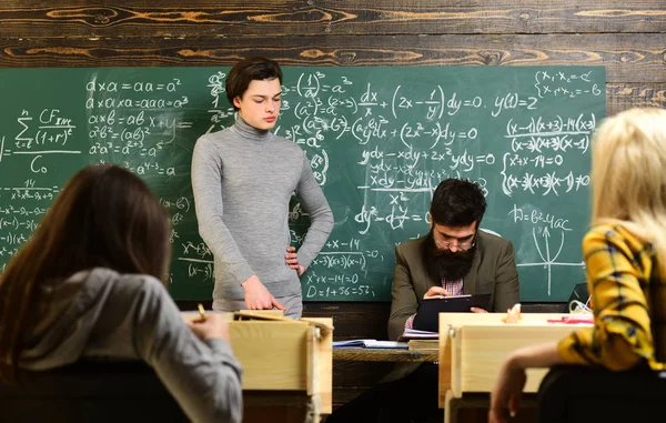 Oude boeken op een ronde houten tafel. Online tutor kunt altijd onafhankelijk. Cool en u zal kunnen aantrekken en behouden veel meer studenten. — Stockfoto