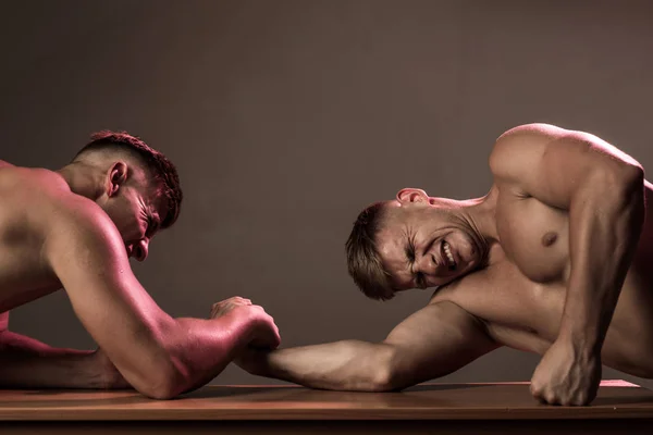 Venganza en el deporte. Gemelos competidores brazo de lucha libre. Los hombres competidores tratan de ganar la victoria o la venganza. Gemelos compitiendo hasta la victoria. Habilidades de fuerza. Un deporte de fuerza — Foto de Stock