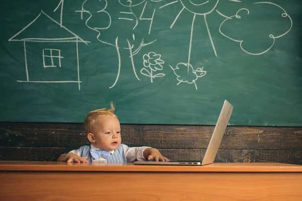 Små barn använda gratis videosamtal i dator klass. Toddler pojke göra live video kalla på laptop i skolan klassrum — Stockfoto