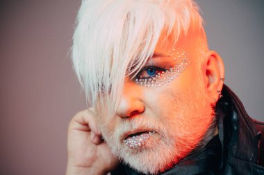 Benim cinsellik bir trend değil. Hippi moda stil. Transseksüel kişi. Erkek makyaj göz. Erkek makyaj sakallı adam. Moda saç modeli ile egzotik hipster adam. Destek transseksüel hakları
