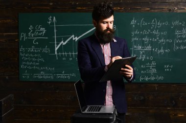 Öğretmen işaretleri koyar. Üniversitesi Semineri. Büyük öğretmen öğrencilere liderlik duygusu taşır. Okula dönüş. hevesli ve bakım. Yetişkin öğrenciler sınıf iç tatilinde gülümseyen.