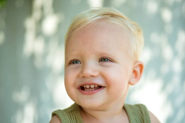 Le lite. Hälsa är verkliga skönhet. Lite baby glada leende. Baby pojke njuta av lycklig barndom. Sjukvård för glada barn. Leende av liten pojke — Stockfoto