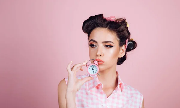 Mujer pin up con maquillaje de moda. mujer retro con despertador. El tiempo. chica pinup con pelo de moda. chica cansada somnolienta en estilo vintage. Buenos días. gestión del tiempo, espacio de copia. tiempo para pensar —  Fotos de Stock