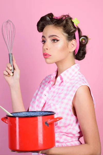 Pinup girl with fashion hair. pin up woman with trendy makeup. perfect housewife. retro woman cooking in kitchen. pretty girl in vintage style. Preparing food — Stock Photo, Image