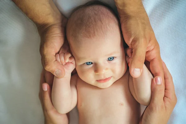 Kärleksfull omsorg. Glad nyfödda. Nyfödd baby care. Byggnaden förhållandet av förtroende. Vår familj är en cirkel av kärlek och tillit. Kärlek räddar liv — Stockfoto