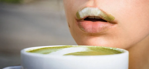 Mujer beber té japonés de la taza. mujer relajarse en la cafetería y beber. Caliente con té caliente. matcha latte té ceremonia de niña. mañana perfecta con café verde, labios sexy. Relájate. — Foto de Stock