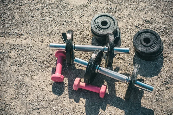 Costruire muscoli. Manubri per il fitness training. Allenamento di potenza con manubri. Allenamento in palestra. Set di manubri. Attrezzature da palestra. Sport e fitness. Sport e sanità. Attività sportiva nel centro benessere — Foto Stock