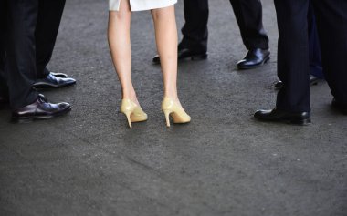 Sadece soğuk bakıyor. İş moda stil insan bacaklarda. Kadın ve erkek ayakkabı bacaklarda. Yüksek topuklu bayan ayakkabı. Klasik erkek ayakkabı. Resmi moda trendleri ofisine giymek için çalışmak.