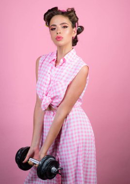 güçlü ev kadını. moda saçları Pinup kız. Retro kadın dumbbell ile. Spor. kadın moda makyaj ile pin. vintage tarzı güzel bir kız. kadın güç