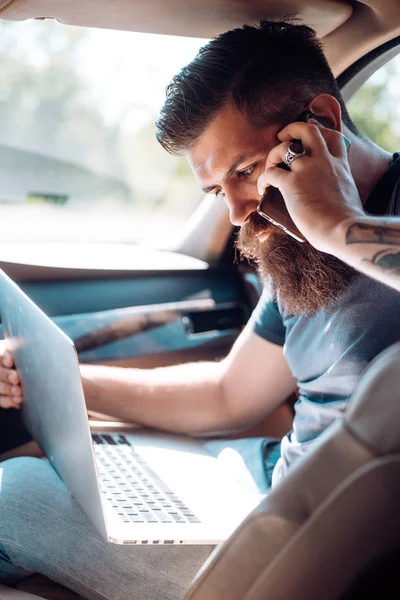 Ώριμη hipster με γενειάδα. Ταξί. μποτιλιάρισμα στο δρόμο. χρόνος. βενζινάδικο. Γενειοφόρος άνδρας. Ανδρικό κομμωτήριο φροντίδα. βάναυση Καυκάσιος hipster με μουστάκι. Επαγγελματίες — Φωτογραφία Αρχείου