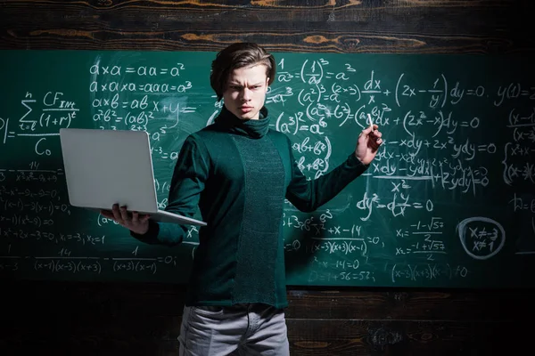 Sei cool und du wirst in der Lage sein, viel mehr Studenten anzulocken und zu halten. Mentor muss Liebe für seine Arbeitsweise haben. Schüler begeistern sich meist für das Material. — Stockfoto