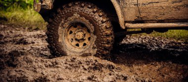 Dayak yolu kapalı alıyorum. Kiralık tekerlekler kir sıçramasına bozkır arazide. SUV veya çamur yolda offroader. Araba yarış offroad. Offroad araba içinde hareket. Yüksek hızlı sürücüsünde kirli araba