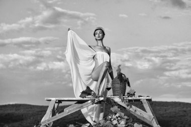 Şarap şişesi ile güzel kız