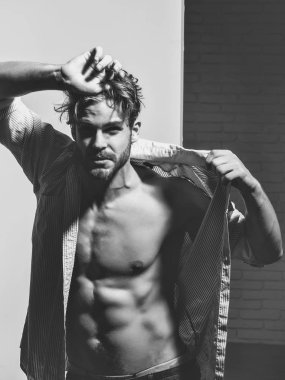 Yakışıklı adam kas gövde gösterir