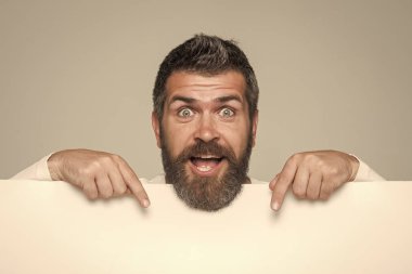 Hipster mutlu yüz ile tutun kağıt.