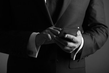 Cep telefonu veya smartphone erkek elinde