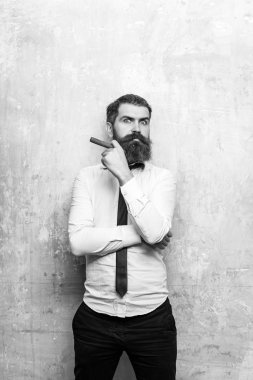 hipster ciddi bir yüz yasaktır puro üzerinde