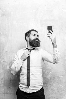 Yöneticisi veya uzun sakallı konuşan sakallı adam