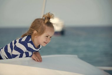 mutlu güler yüz ile küçük çocuk.