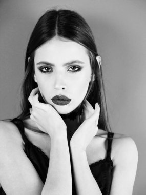 kadın kırmızı bir arka plan, siyah uzun saç, makyaj vardır