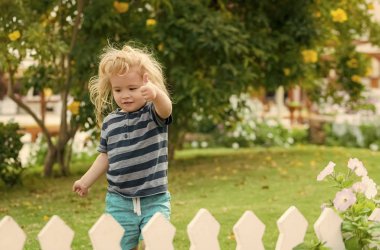 erkek ya da küçük çocuk beyaz ahşap çit açık