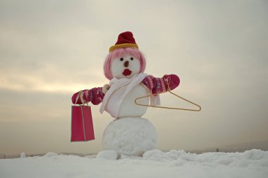 Yeni yıl alışveriş çantası ile beyaz kar kardan adam.