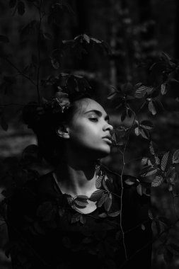 kadın çiçek ahşap esmer saç ile poz