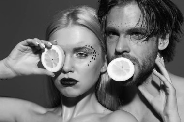 iki adam ve kız makyaj ile limon