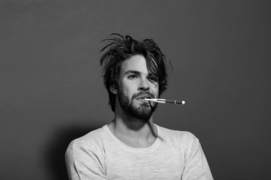 metroseksüel erkek fırça diş macunu ile