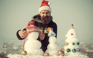 Kırmızı santa claus kap içinde gülümseyen hipster