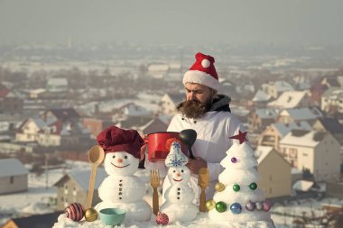Yemek, kardan adam ve xmas ağacı üzerinde mavi gökyüzü kar